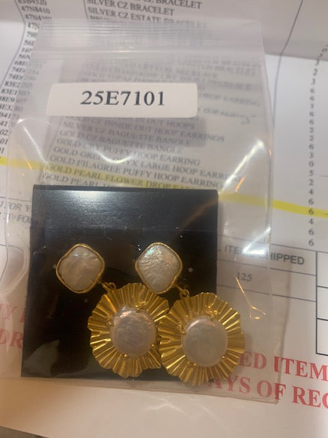 Gold Pearl Flower Drop Earring-25E7101