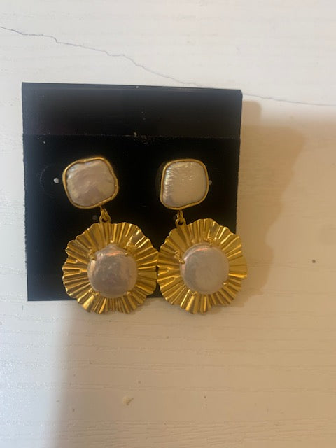 Gold Pearl Flower Drop Earring-25E7101