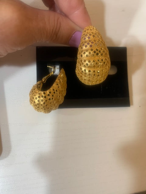 Gold Filagree Puffy Hoop Earring - 25E3101